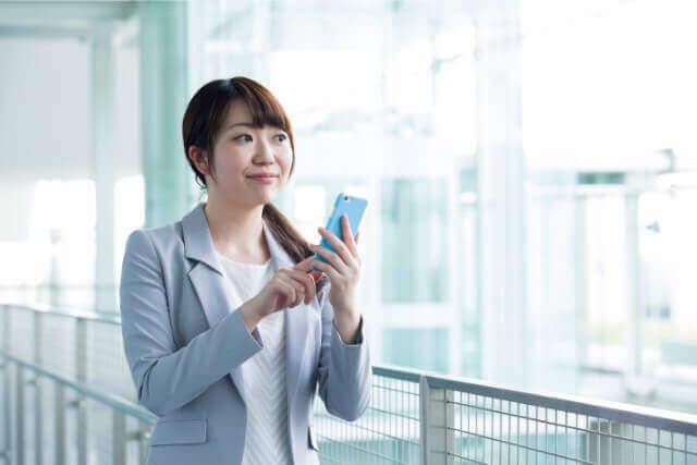 女性と携帯電話